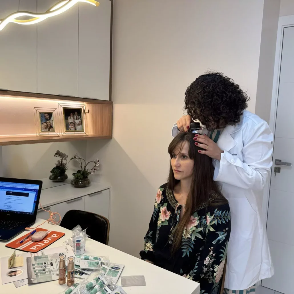 Consulta dermatológica com Dra. Aline avaliando o couro cabeludo do paciente